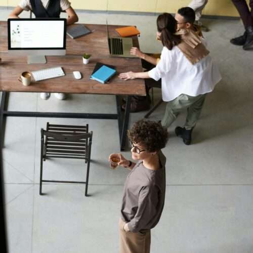 mitarbeiter in einem buero, moderne arbeitgeber-umgebung